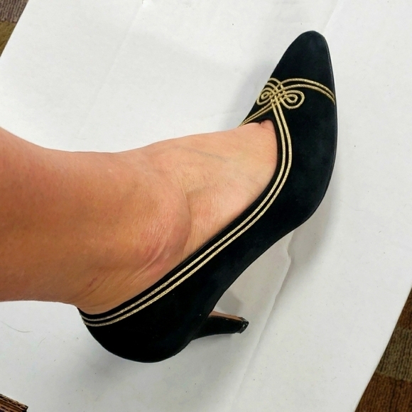 Evan Picone ATLANTIS Sexy Gorgeous Black Suede Gold Trim Pumps 7AA  In Box EUC - Picture 15 of 16